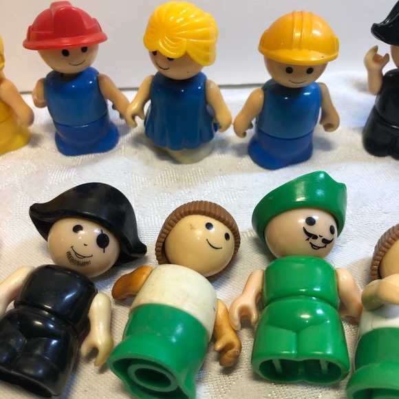 Lot Of 20 Vintage Playskool Li'l Playmates Figures Pirate Spaceman Firefighter - Picture 3 of 9